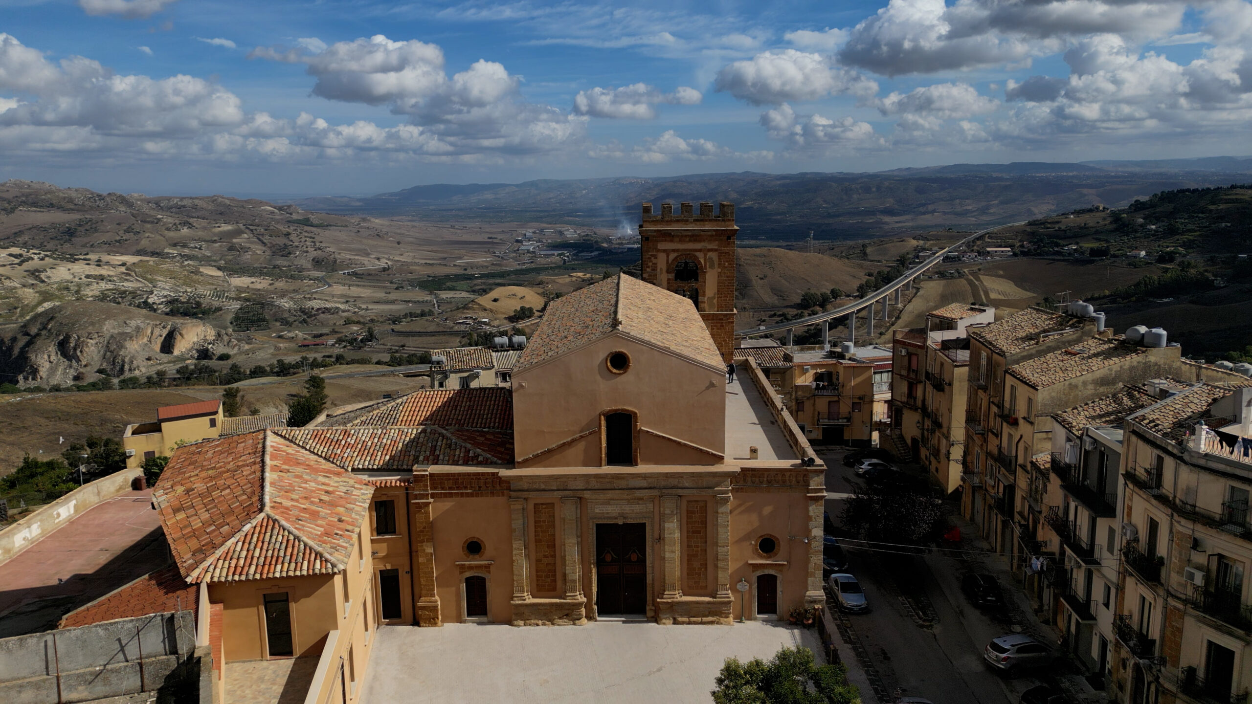 La facciata della chiesa da lontano