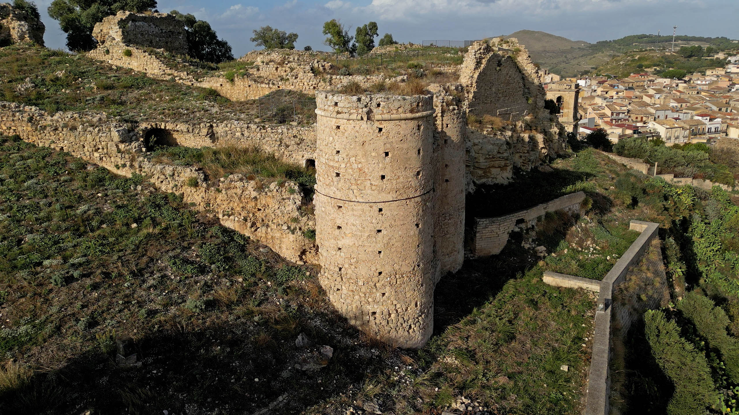I ruderi del castello immersi nel verde