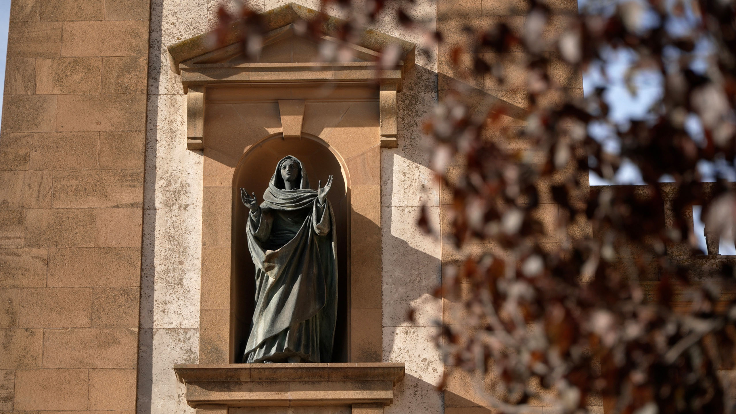 Statua della Madonna in una nicchia