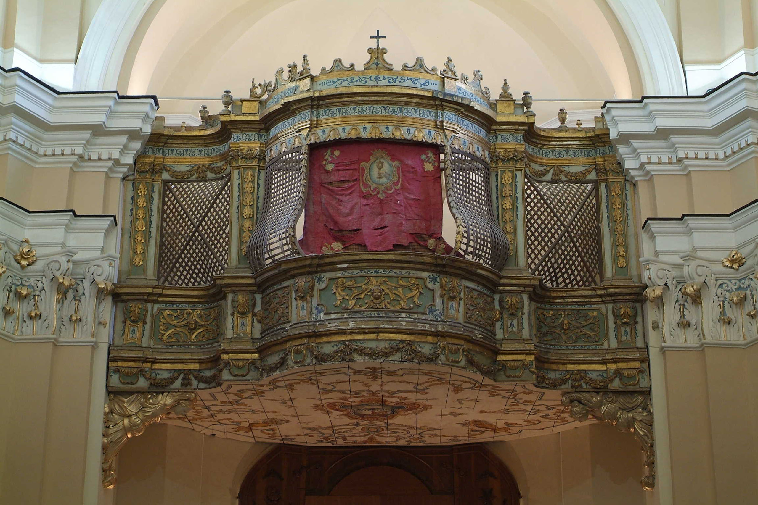 Interno della chiesa con organo