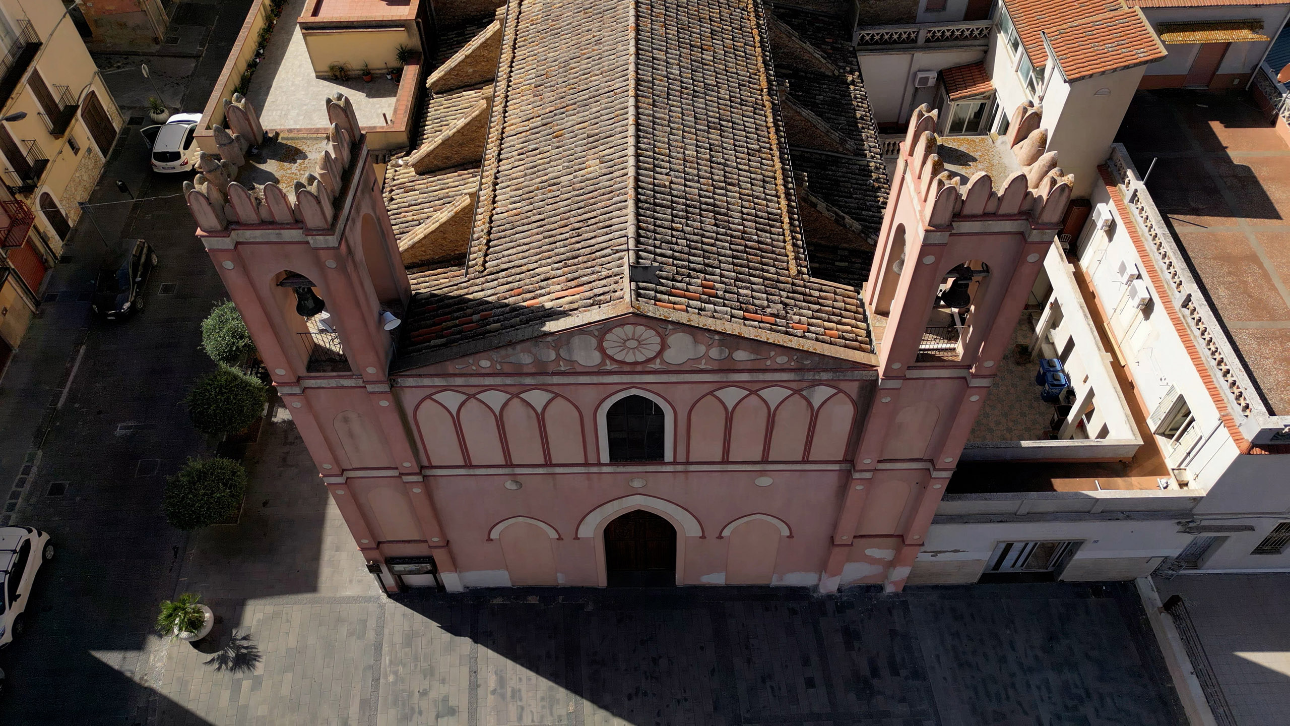 La facciata della chiesa dall'alto