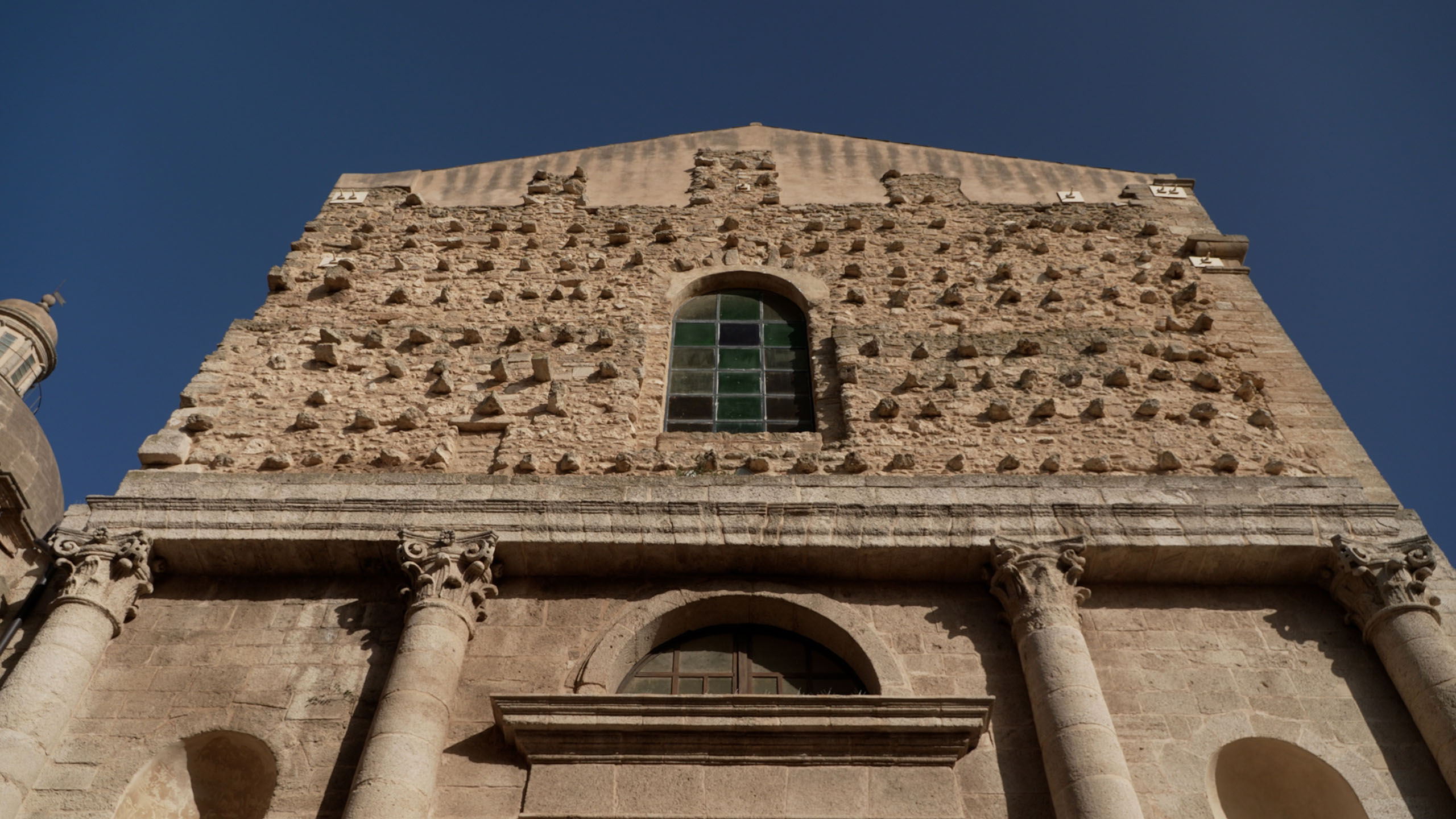 Facciata della chiesa dal basso