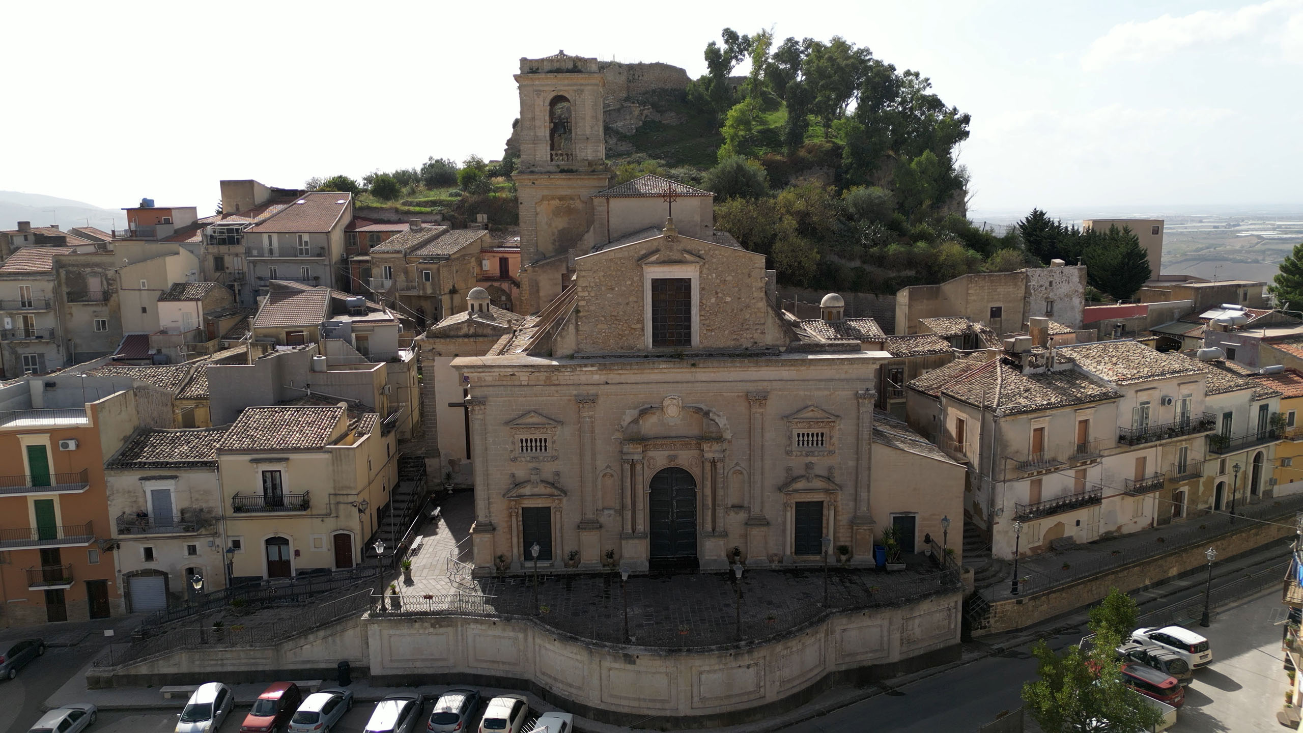 La facciata della chiesa da lontano con a fianco gli edifici