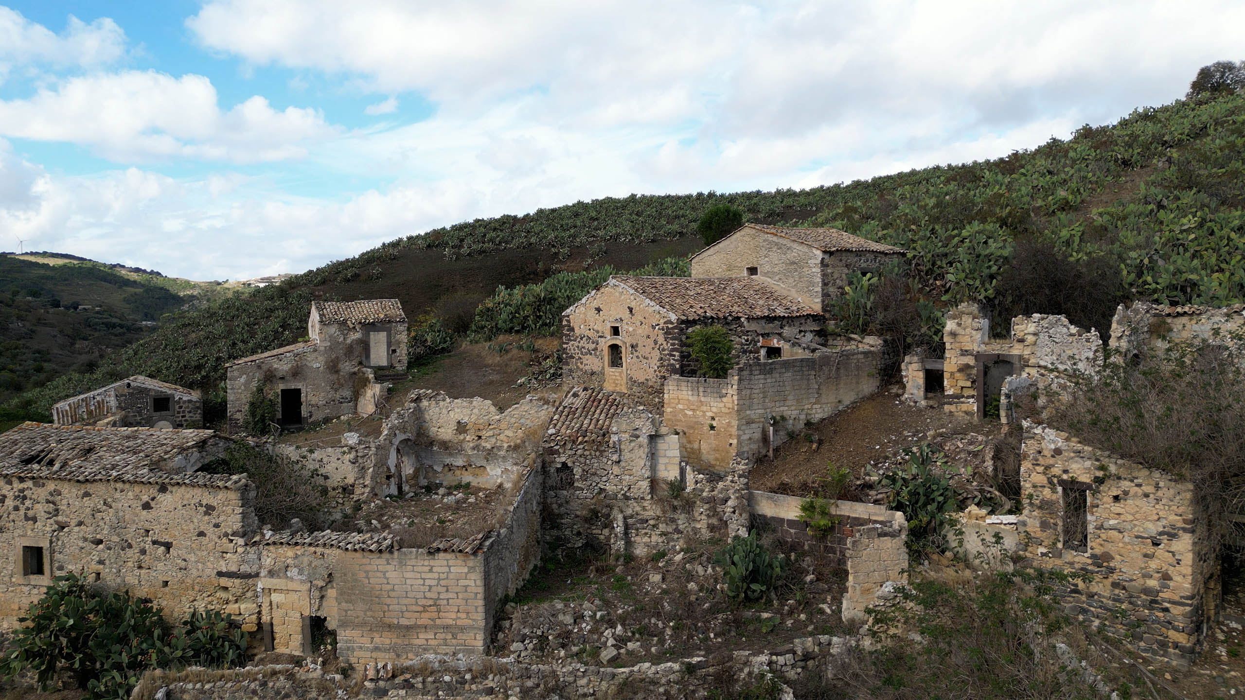 I ruderi della Cunzirìa di fronte