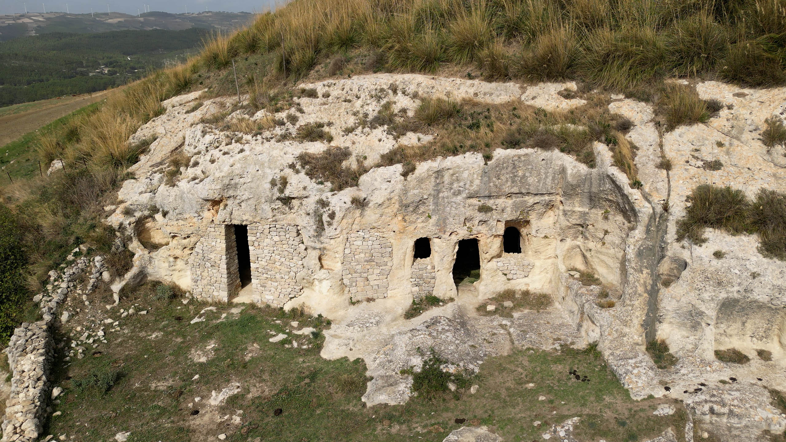 Grotta naturale con aperture per porte e finestre