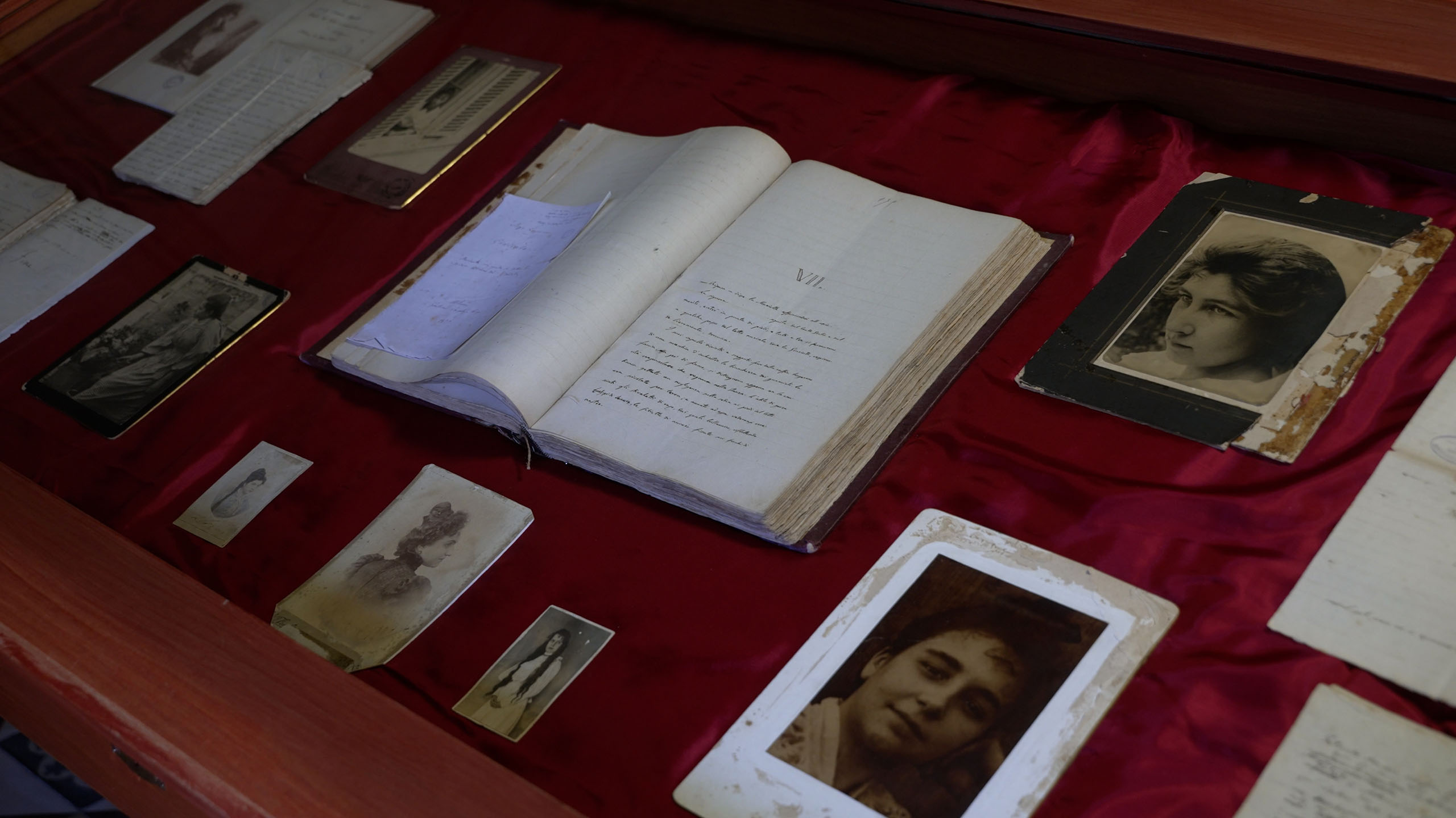 Foto d'epoca e un libro esposto in una teca