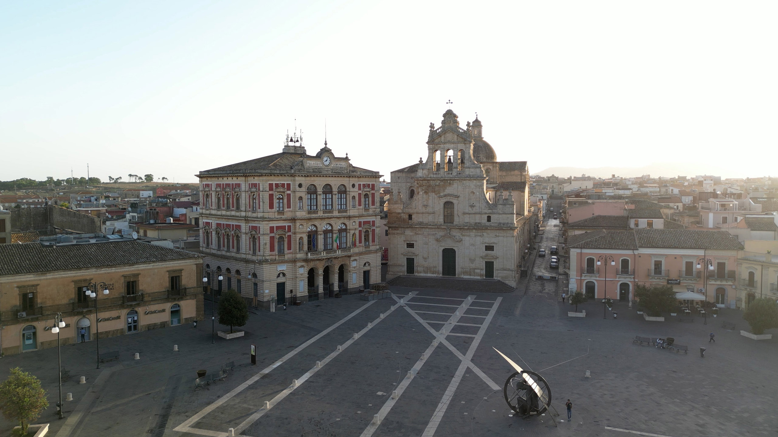 Piazza con il palazzo comunale e la chiesa
