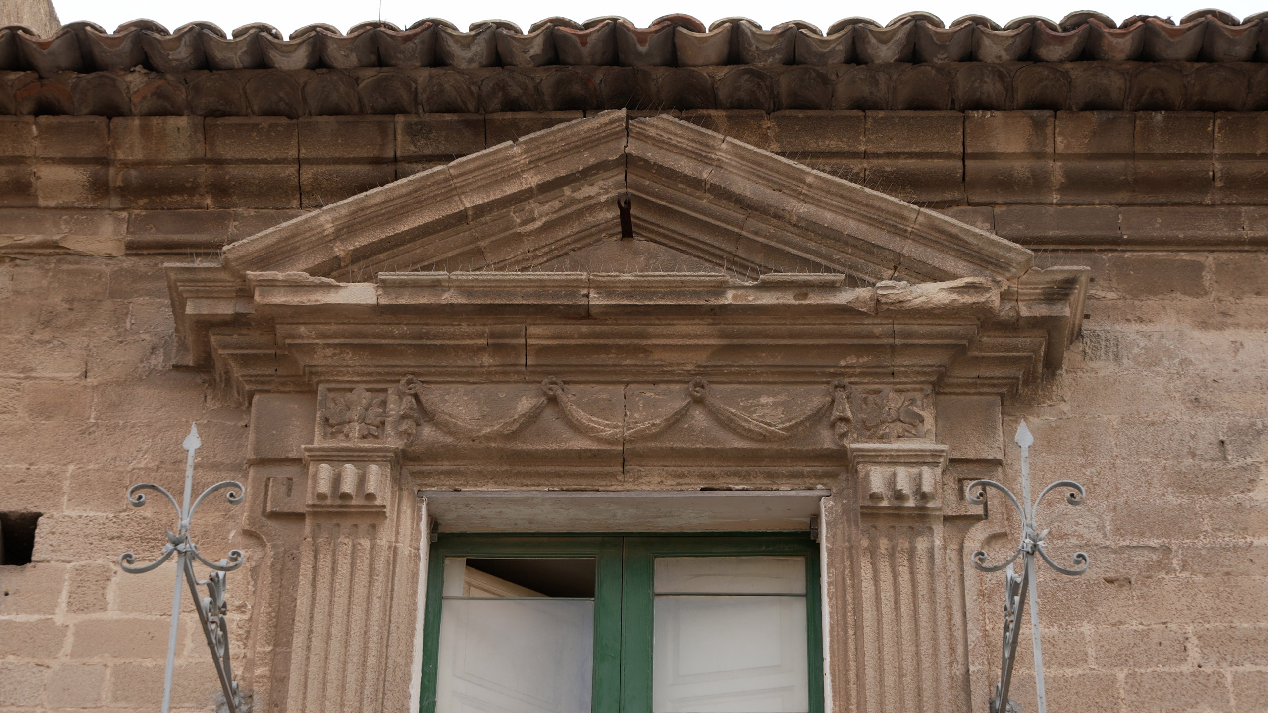 Porzione superiore della finestra con fregio decorato