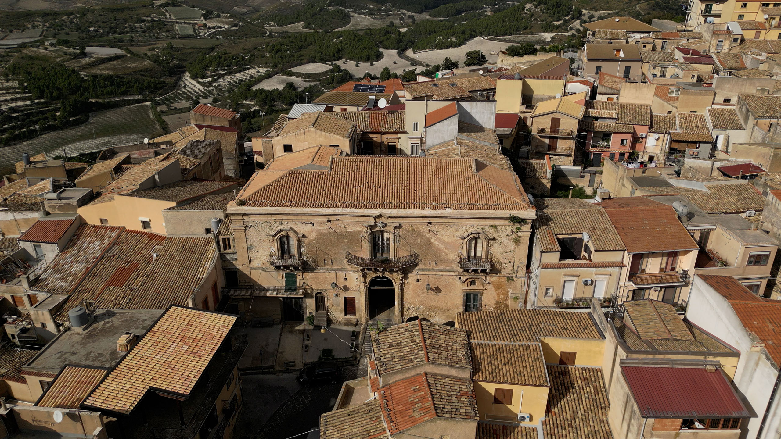 Il palazzo da lontano tra gli edifici