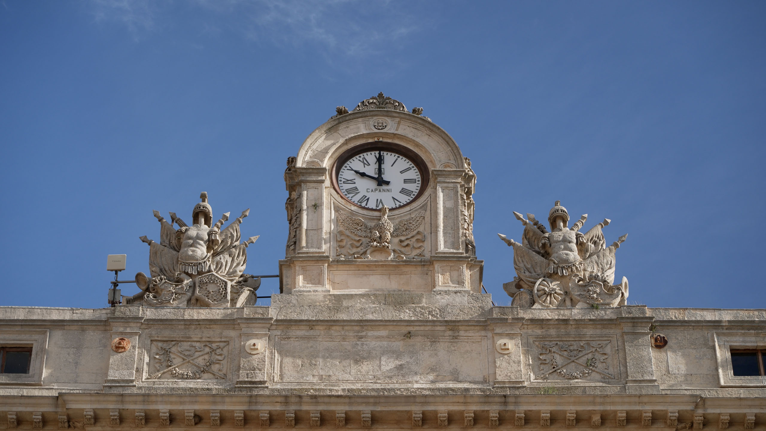 Orologio nella facciata del palazzo