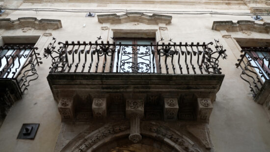 Un balcone dal basso