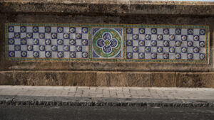 Decorazione in maiolica policroma