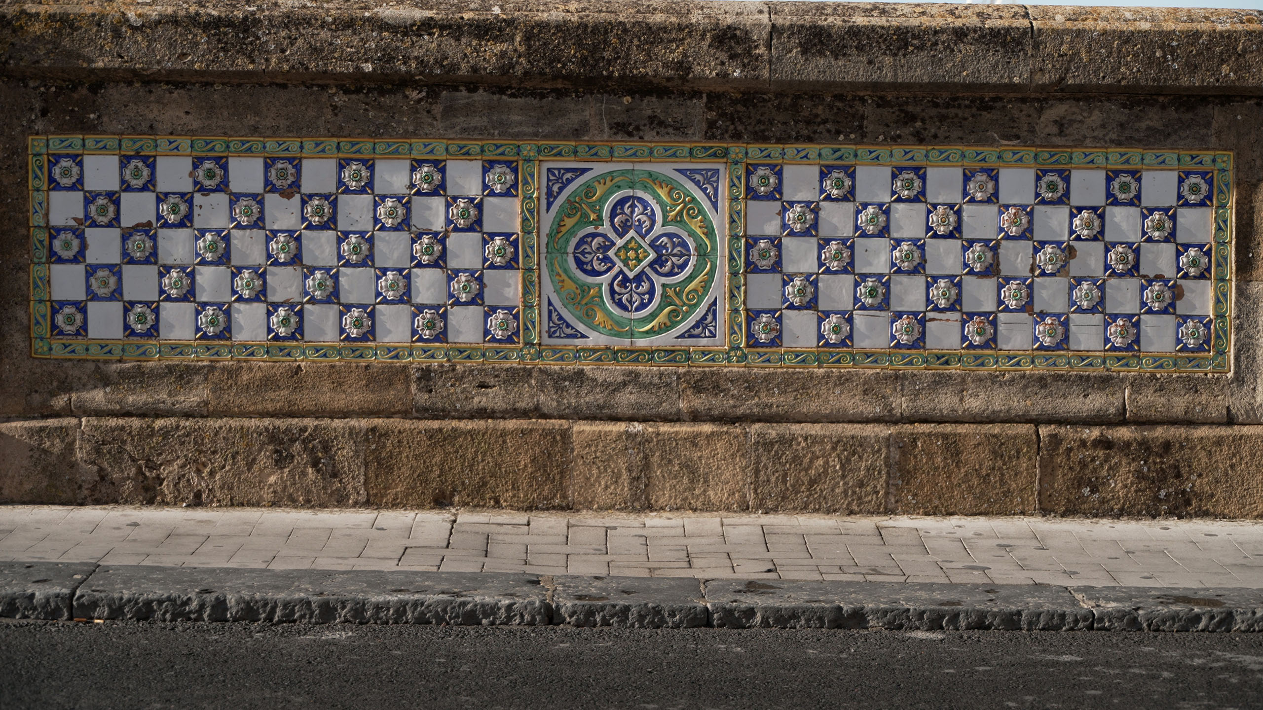 Decorazione in maiolica policroma