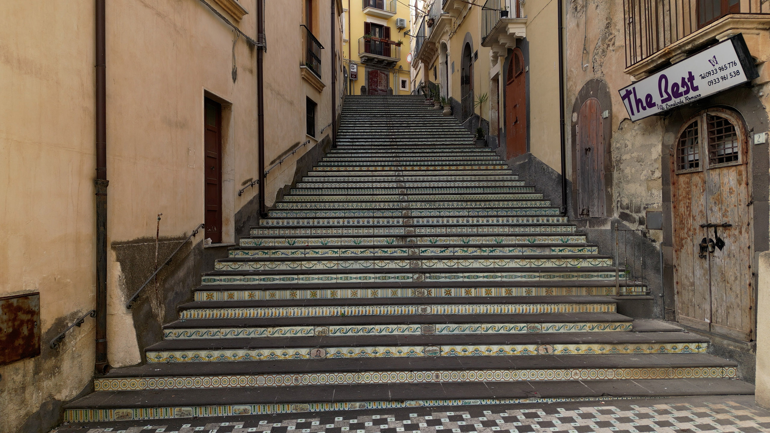 Dettaglio della scala con le mattonelle dipinte