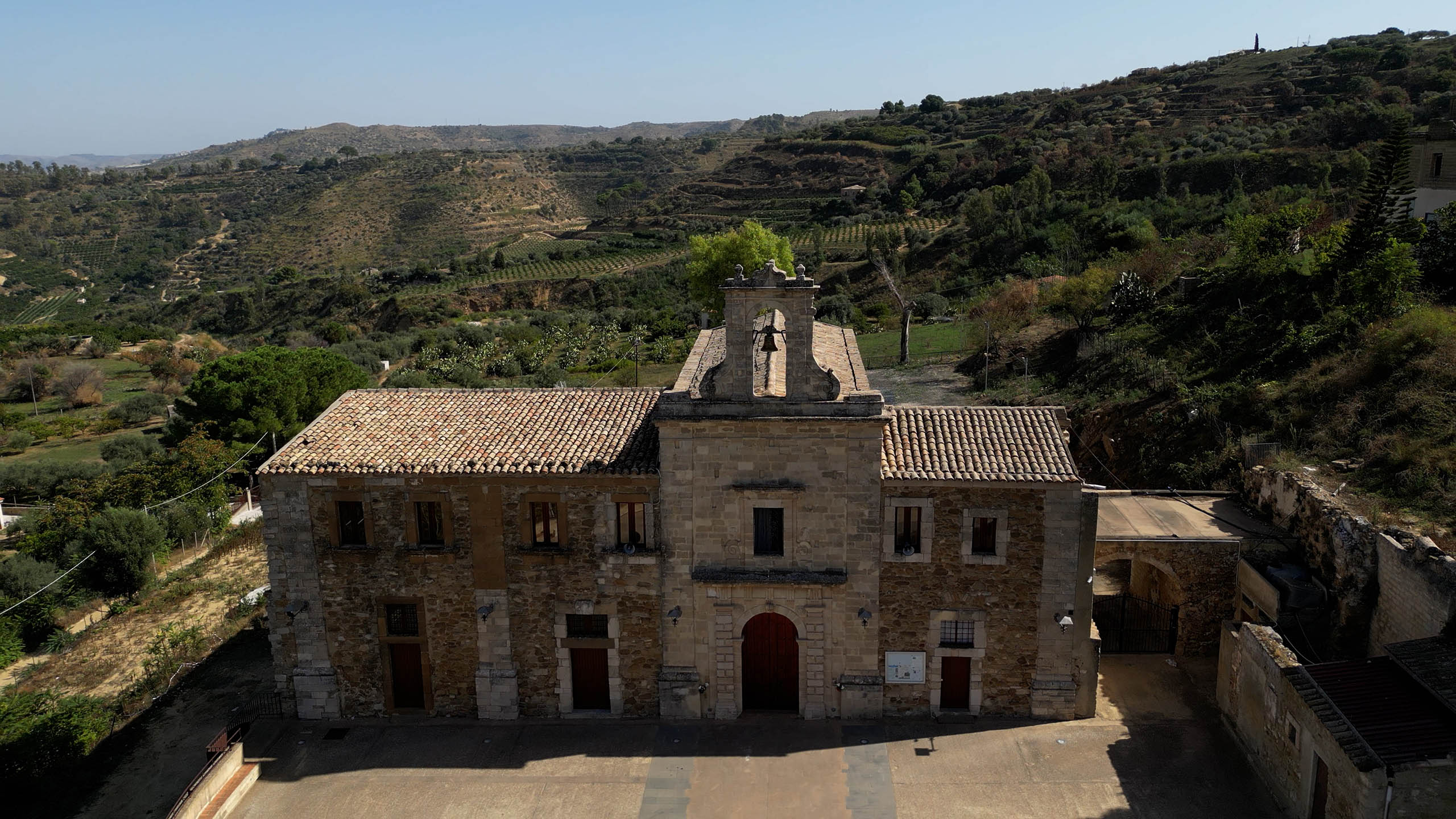 La facciata del santuario circondata dal verde