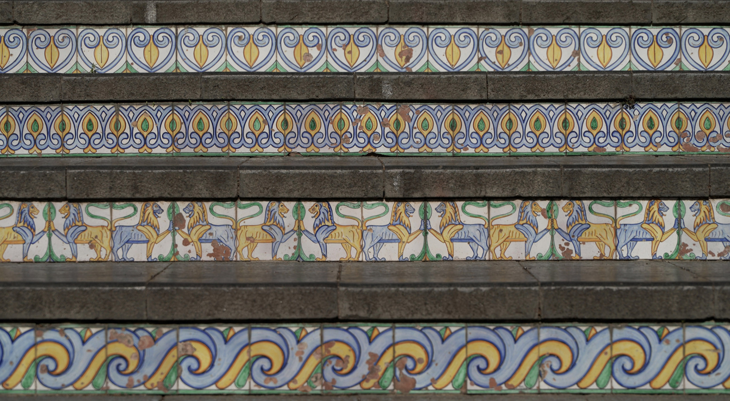 Scalini da vicino con mattonelle decorate