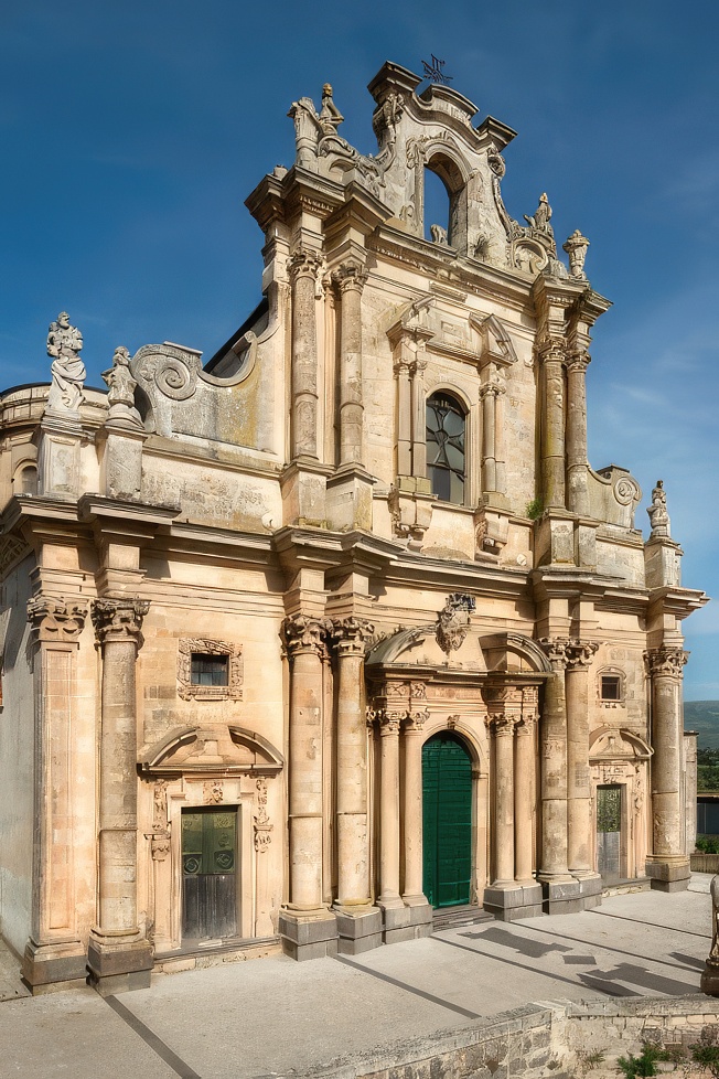 La facciata della chiesa