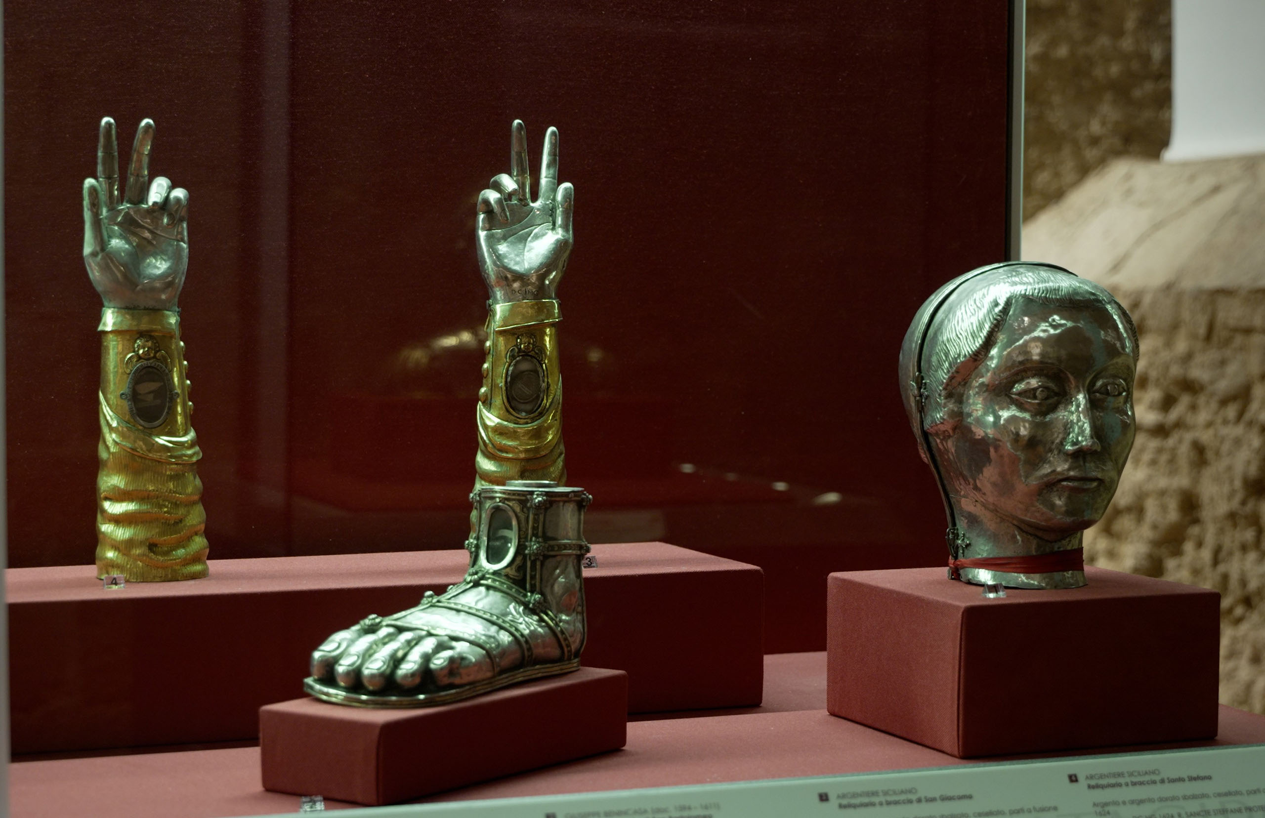 Reliquiari esposti in vetrina