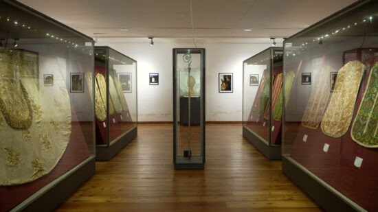 Sala del museo con paramenti esposti