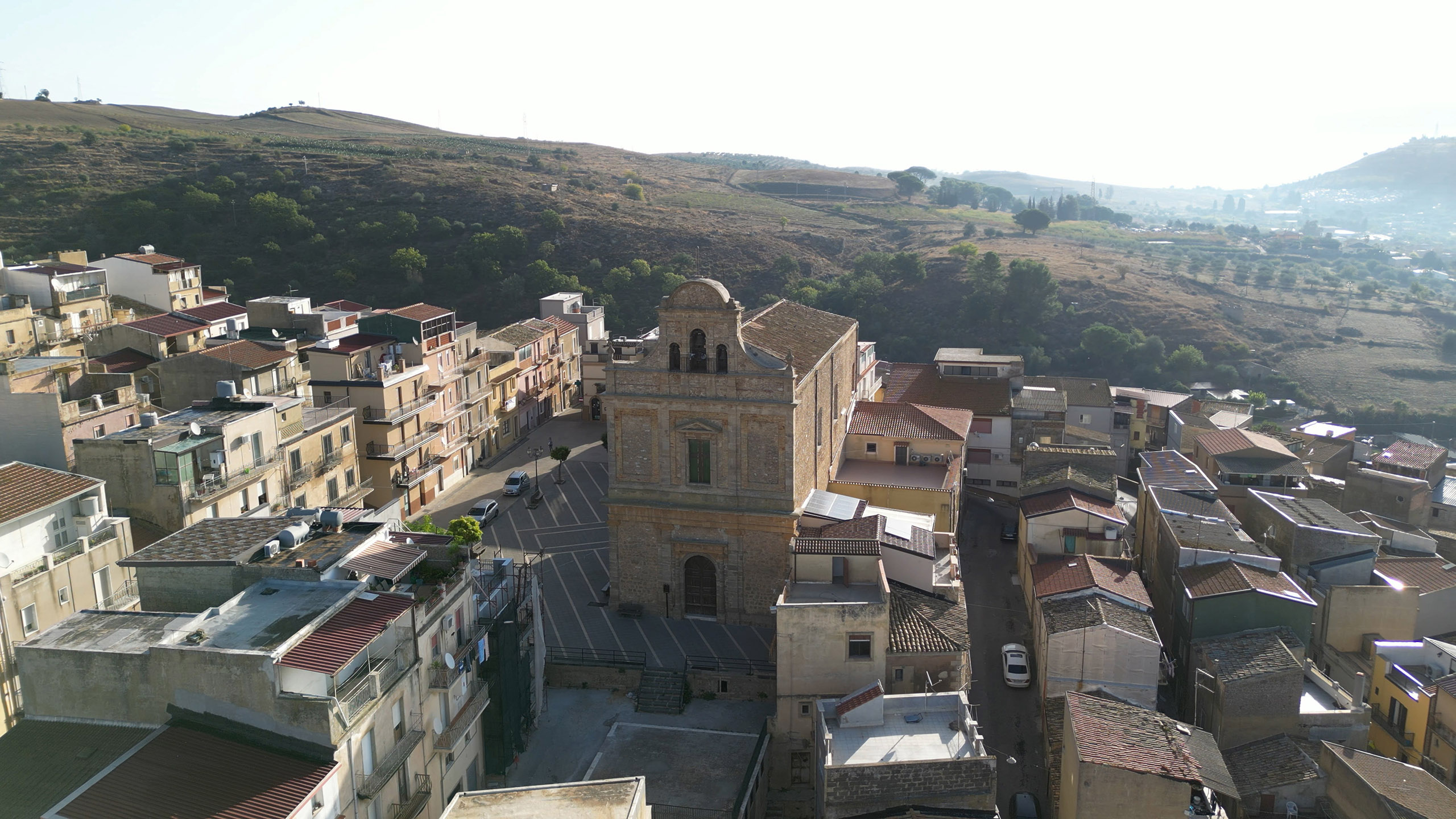 La chiesa da lontano tra gli edifici