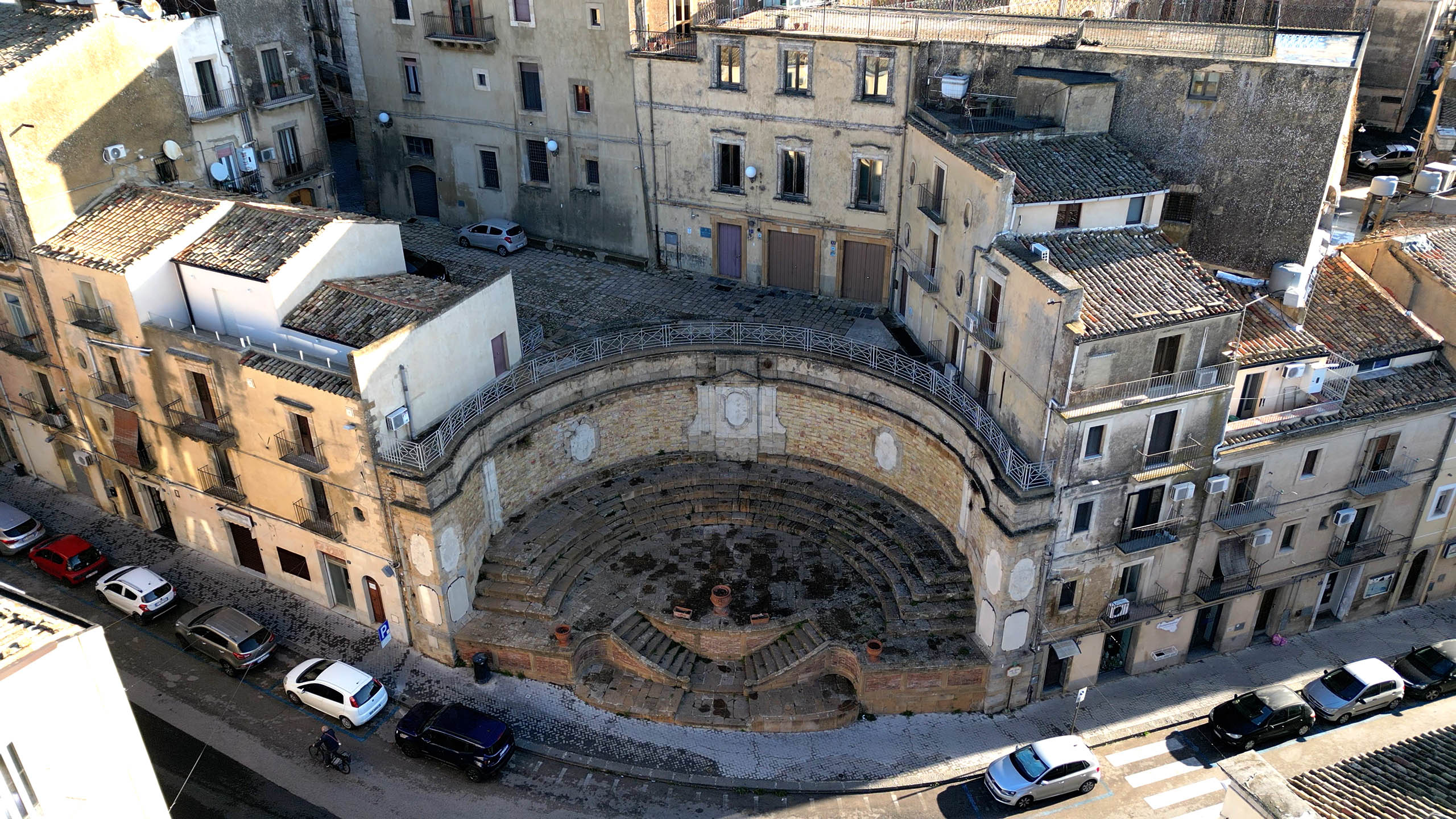 Parapetto semicircolare con scale dall'alto